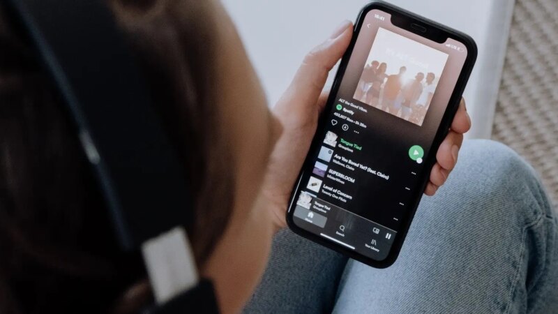 Spotify streaming on a smartphone. Image via MakeUseOf (makeuseof.com).